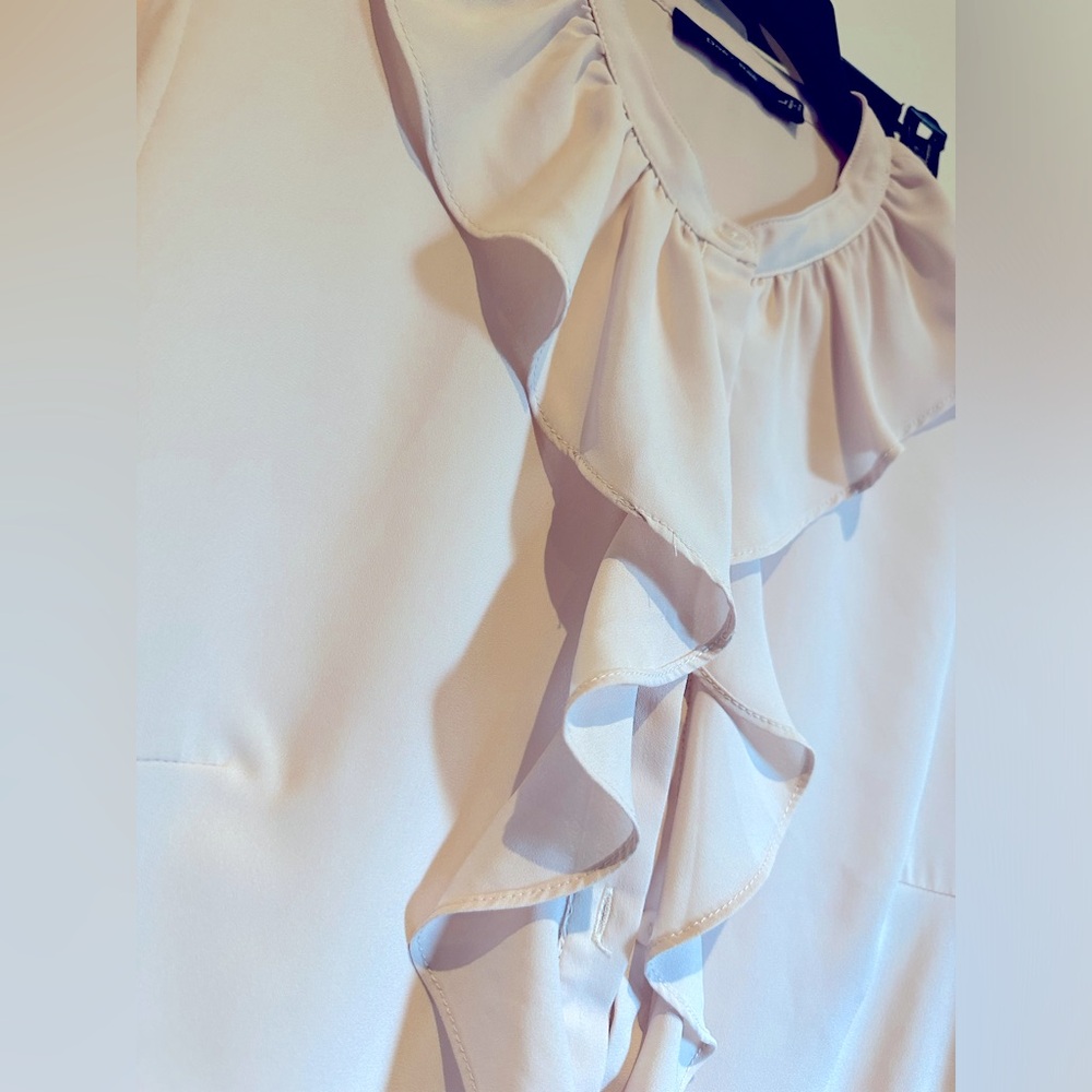 Doe & Rae Ruffle neckline blouse size Large - Picture 4 of 7